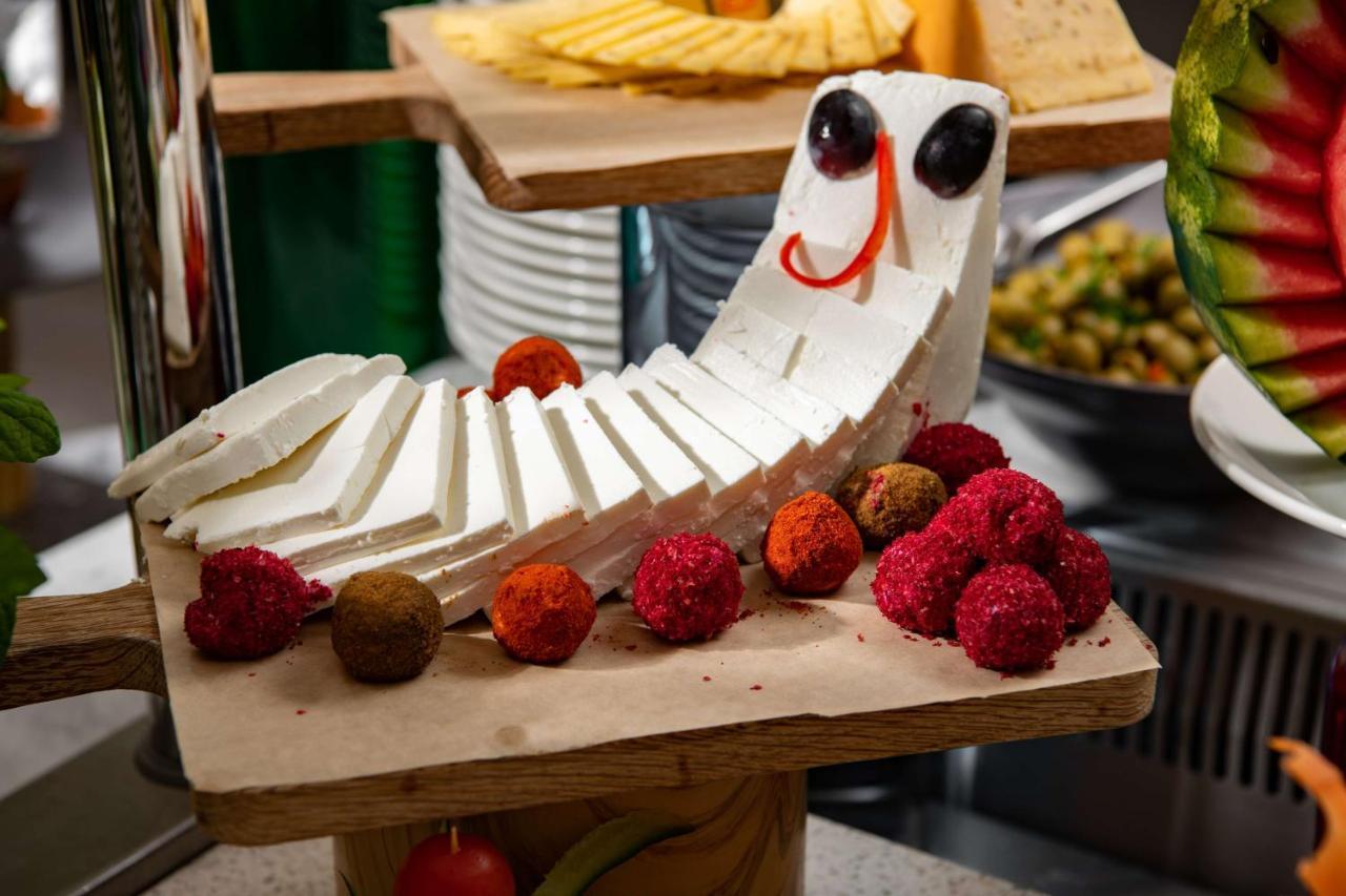 Park Inn By Radisson Makkah Aziziyah La Mecque Extérieur photo A cheese board with a cheese cat