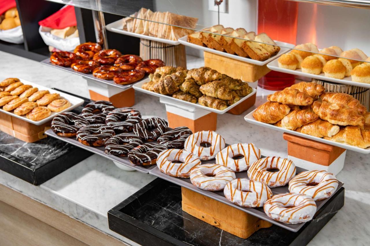 Park Inn By Radisson Makkah Aziziyah La Mecque Extérieur photo Various types of pretzels