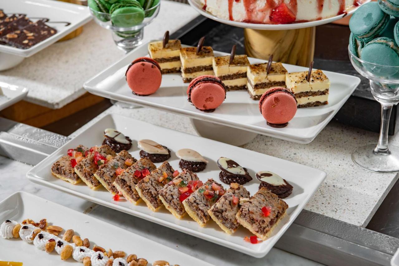 Park Inn By Radisson Makkah Aziziyah La Mecque Extérieur photo A selection of desserts