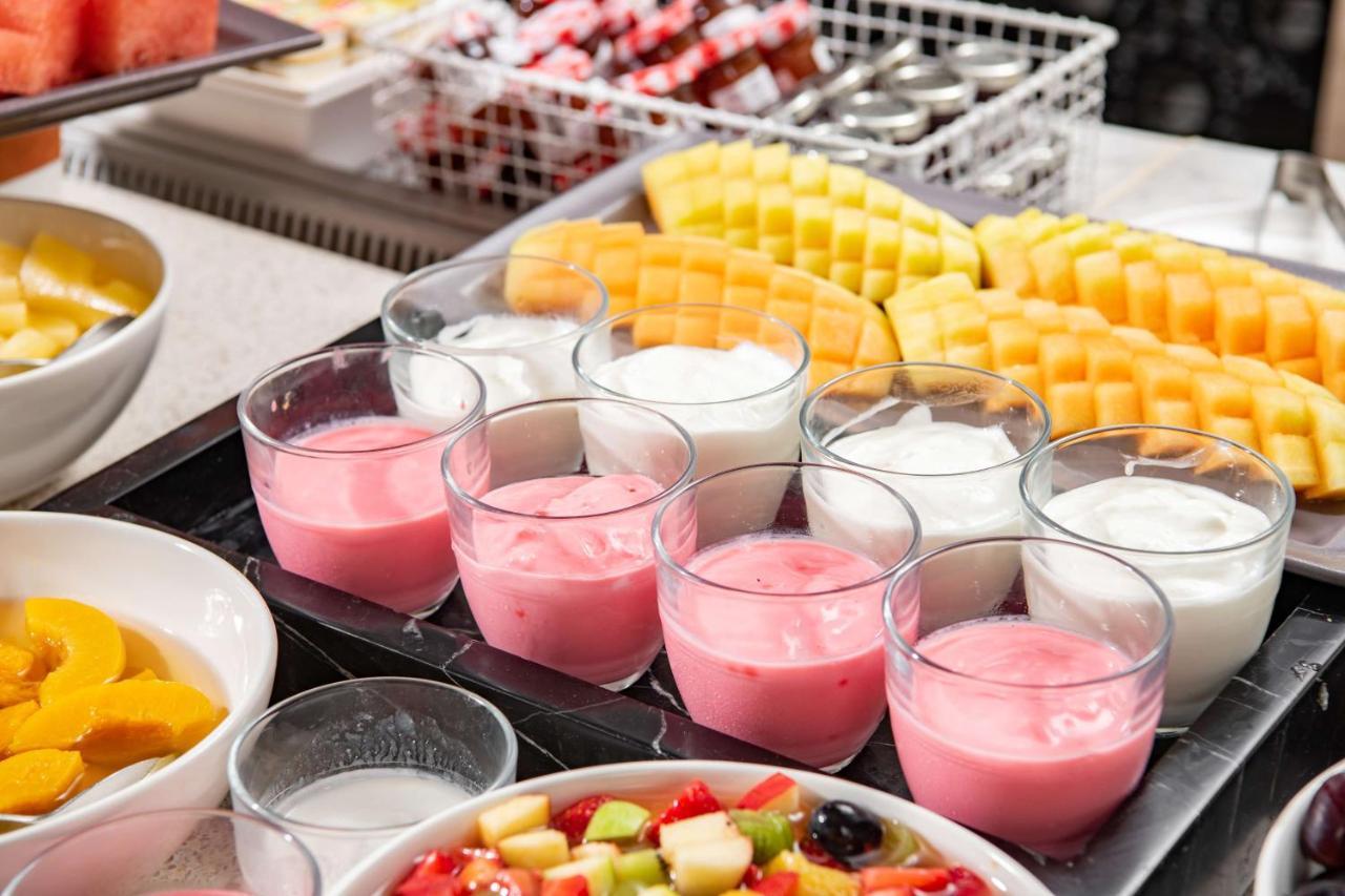Park Inn By Radisson Makkah Aziziyah La Mecque Extérieur photo Yogurt and fruit at a buffet breakfast